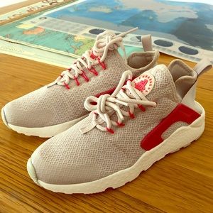 Nike hurache women’s size 8.5 brand new